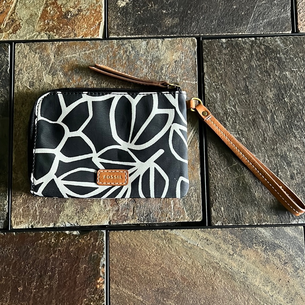 NWT Women’s Fossil Eliza Wristlet / wallet